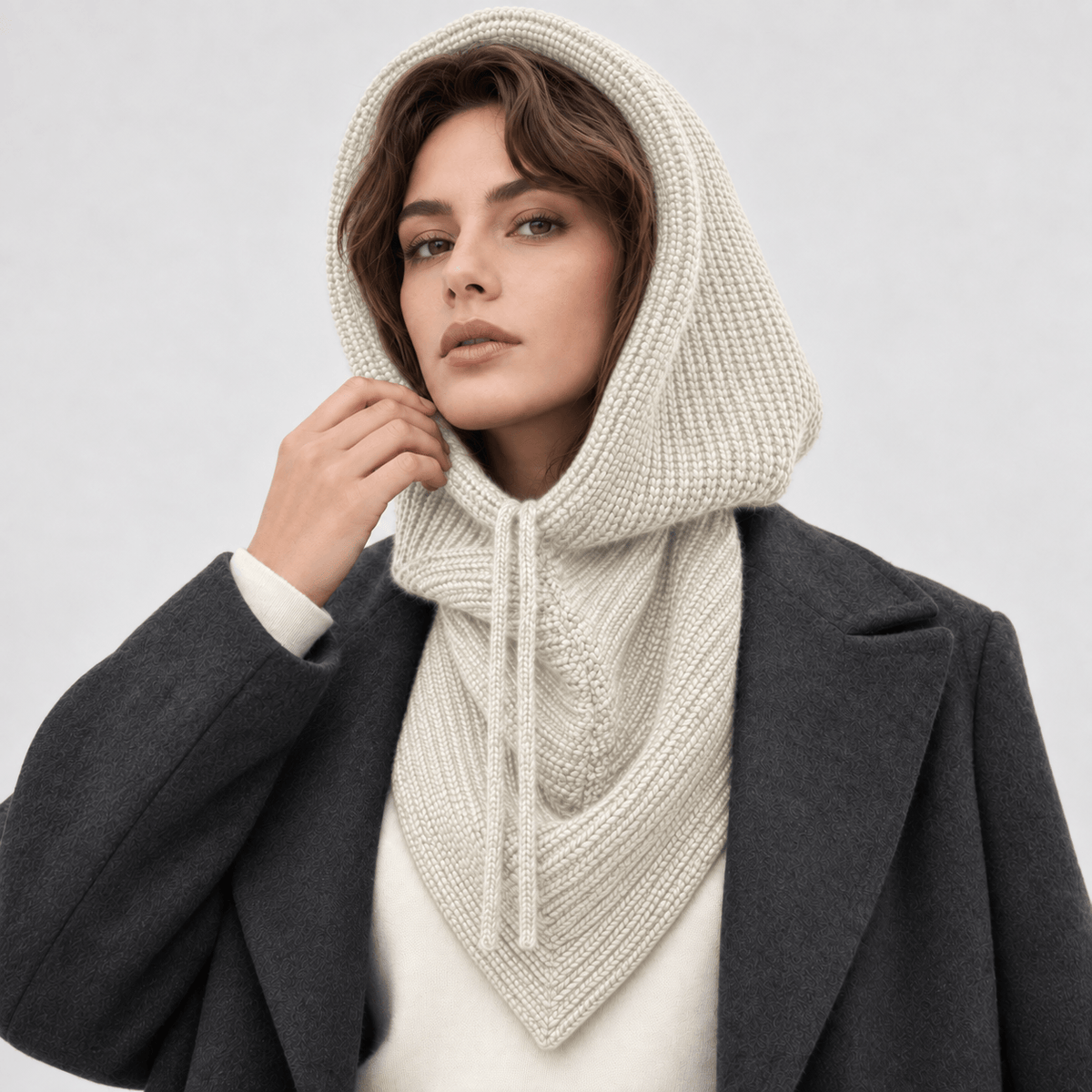 Avvolti Icona, sciarpa con cappuccio in maglia avorio, vista frontale