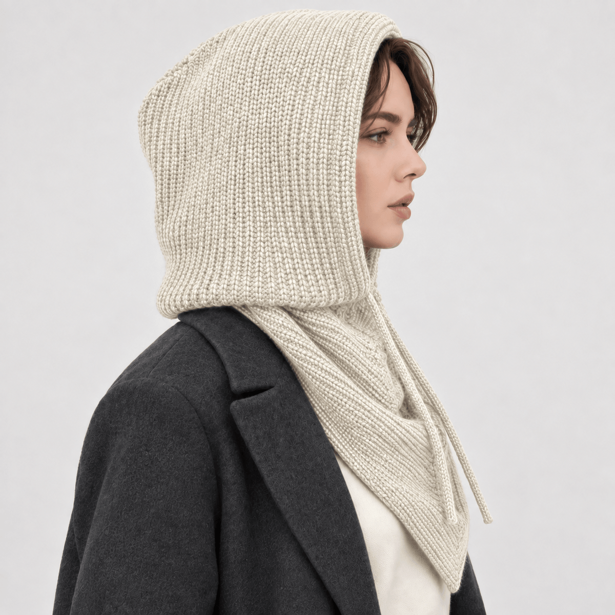 Avvolti Icona, sciarpa con cappuccio in maglia avorio, vista laterale