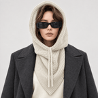 Avvolti Icona, sciarpa con cappuccio in maglia avorio, indossata con cappuccio sollevato