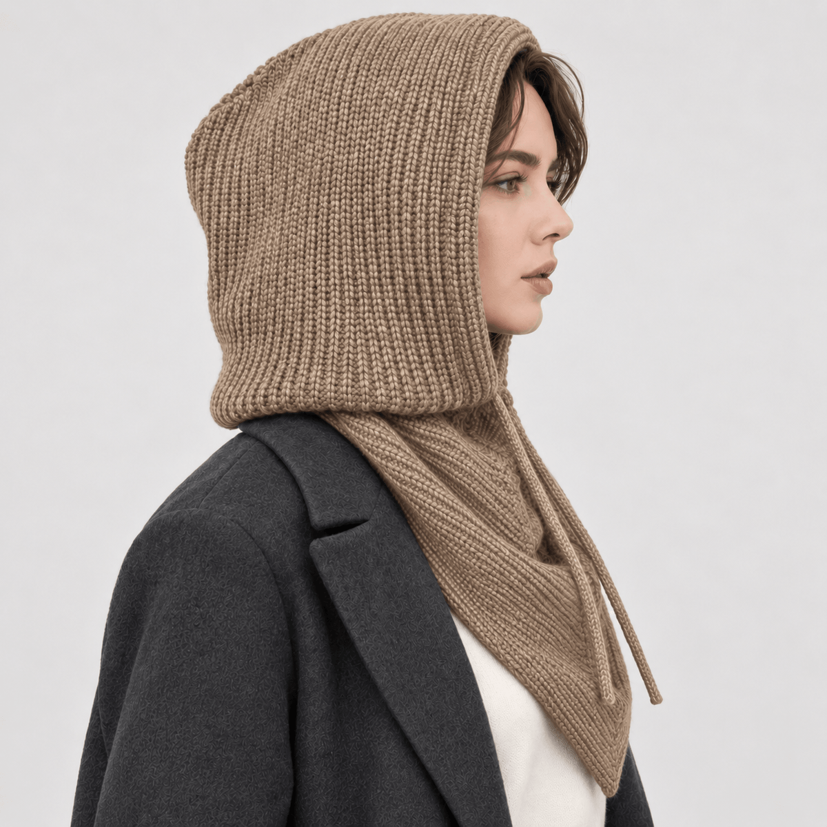 Avvolti Icona, sciarpa con cappuccio in maglia beige, vista laterale