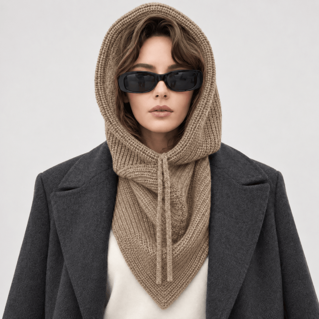 Avvolti Icona, sciarpa con cappuccio in maglia beige, indossata con cappuccio sollevato