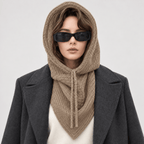 Avvolti Icona, sciarpa con cappuccio in maglia beige, indossata con cappuccio sollevato