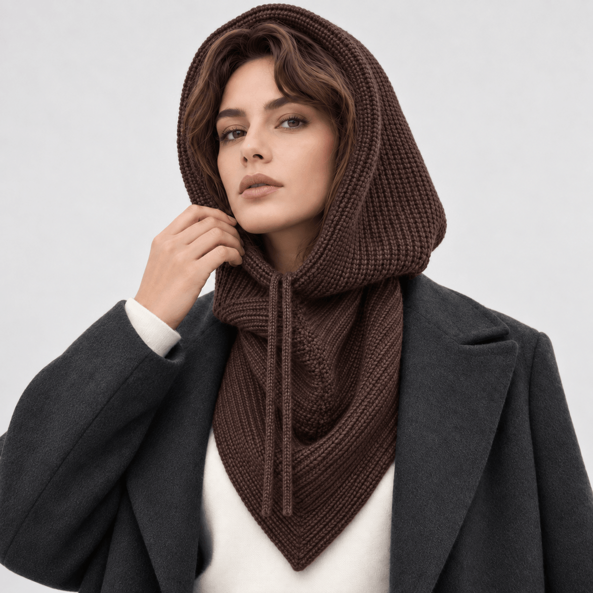 Avvolti Icona, sciarpa con cappuccio in maglia cacao, vista frontale