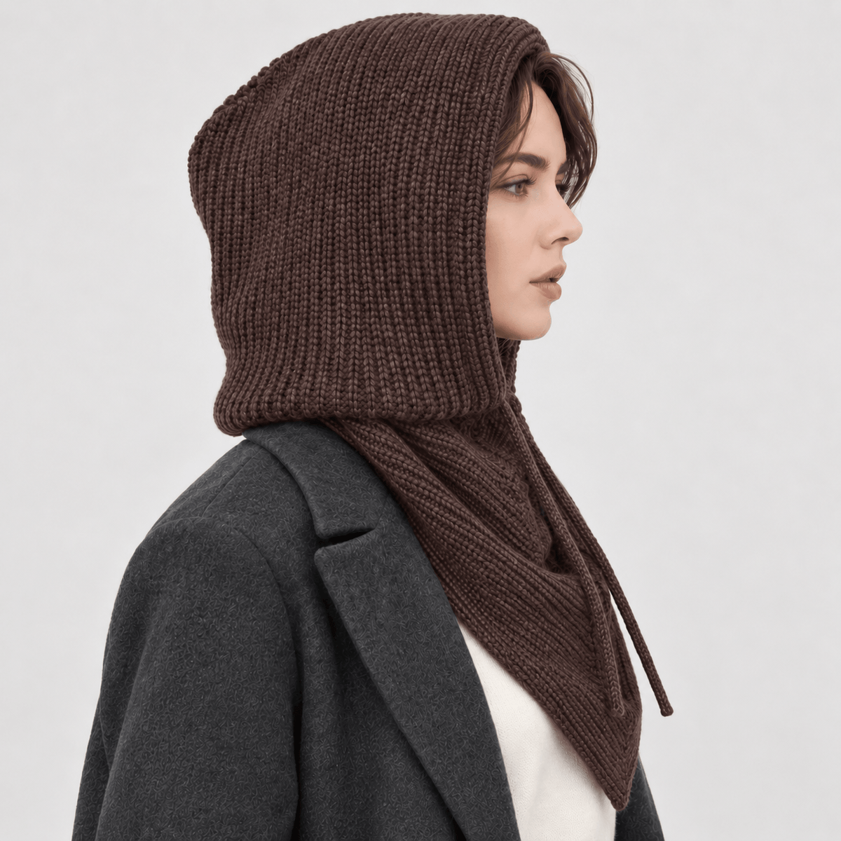 Avvolti Icona, sciarpa con cappuccio in maglia cacao, vista laterale