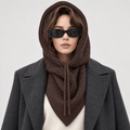 Avvolti Icona, sciarpa con cappuccio in maglia cacao, indossata con cappuccio sollevato