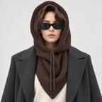 Avvolti Icona, sciarpa con cappuccio in maglia cacao, indossata con cappuccio sollevato