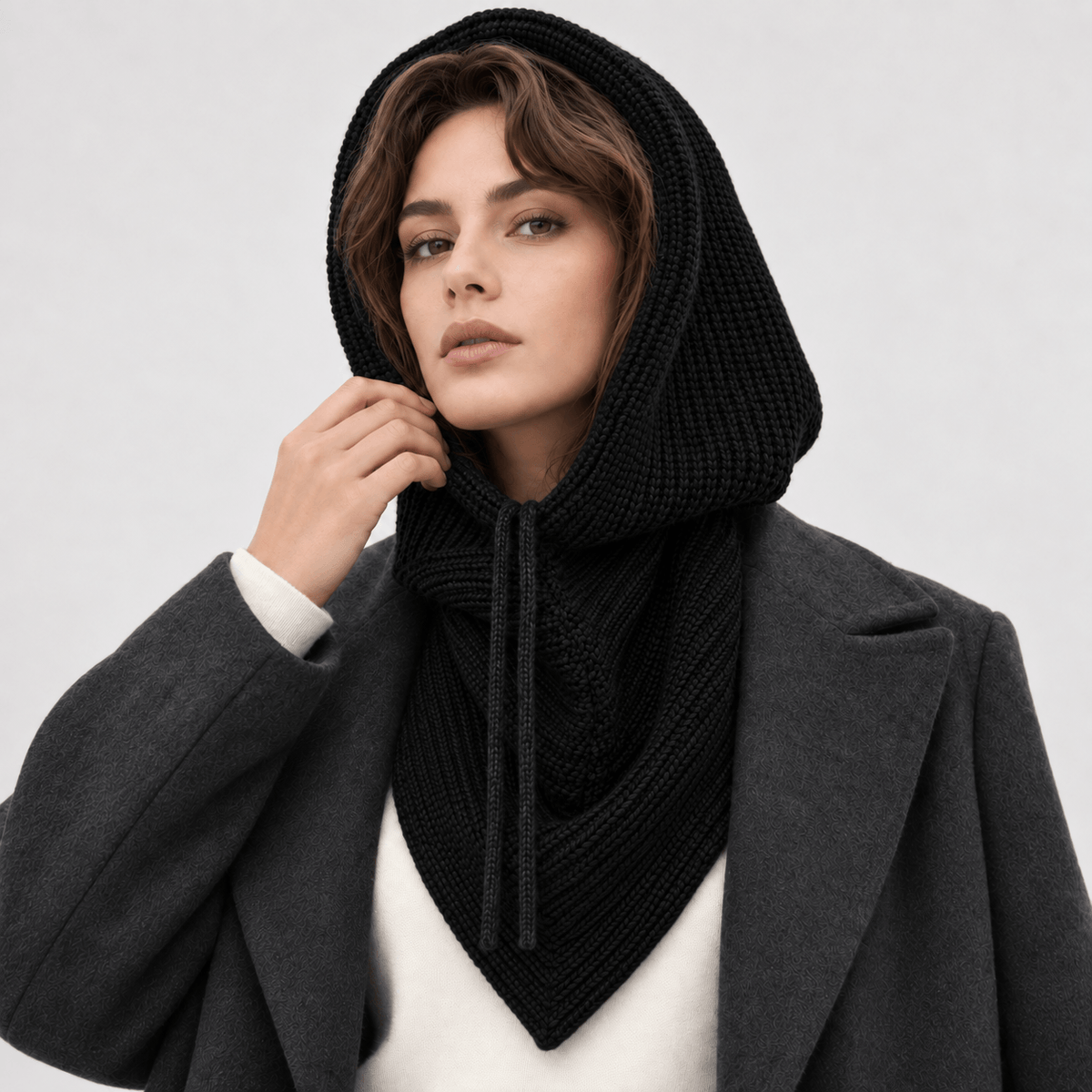 Avvolti Icona, sciarpa con cappuccio in maglia nero, vista frontale