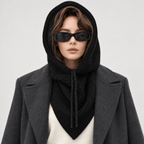 Avvolti Icona, sciarpa con cappuccio in maglia nero, indossata con cappuccio sollevato