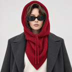 Avvolti Icona, sciarpa con cappuccio in maglia rosso, indossata con cappuccio sollevato